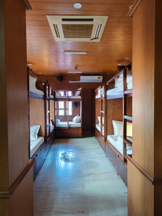 Unpack Hostel Пудучеррі Екстер'єр фото